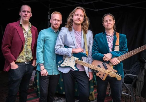 Personer står med varandra som band bild.