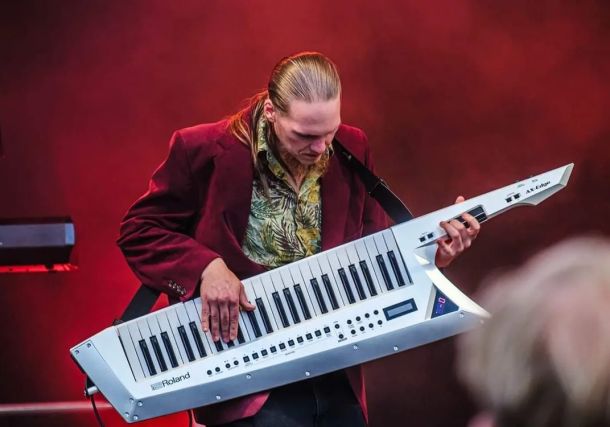 Person spelar keyboard