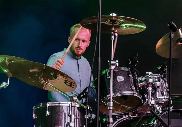 Person spelar trummor