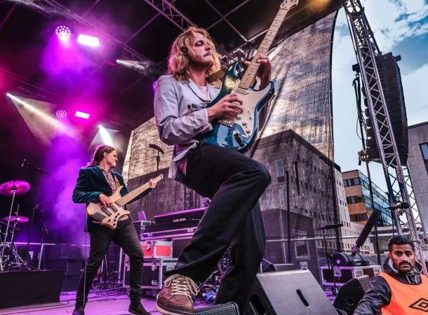 Närbild på person som spelar gitarrsolo